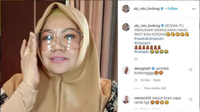 Adu gaya Evi Masamba vs Aty Kodong. [Instagram/evi_masamba_real/aty_ratu_kodong]