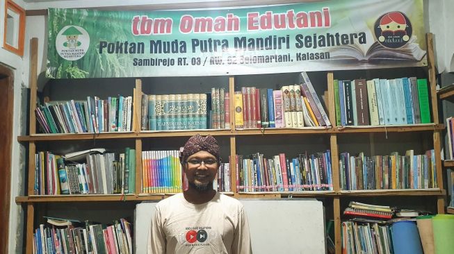 Pendiri Taman Bacaan Masyarakat (TBM) Omah Edutani, Sri Mulyadi (33). [Hiskia Andika Weadcaksana / SuaraJogja.id]