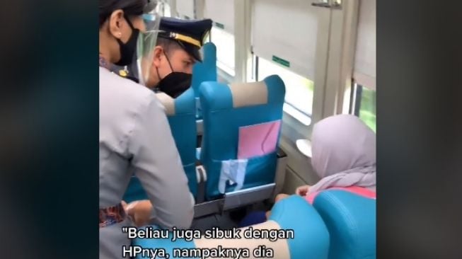 Aksi petugas kereta api bikin terenyuh (tiktok)