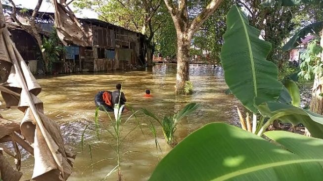 Asyik Bermain di Atas Jembatan Bareng Teman, Bocah Lelaki Ini Terpeleset dan Tenggelam