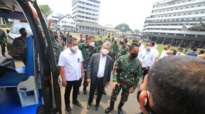 Bantu Penunjang Kesehatan TNI AD, BRI Serahkan 6 Unit Ambulans Mini ICU