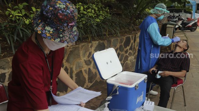 Petugas kesehatan melakukan tes usap (swab test) antigen dan PCR gratis di Terowongan Kendal, Menteng, Jakarta, Kamis (2/9/2021). [Suara.com/Angga Budhiyanto]