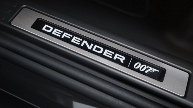 Land Rover Defender V8 Bond Edition dengan gravir "007" [Land Rover Global via ANTARA]