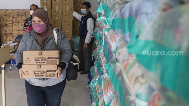 Warga berbelanja pangan bersubsidi di Foodstation Pasar Induk Beras Cipinang, Jakarta Timur, Kamis (2/9/2021). [Suara.com/Alfian Winanto]