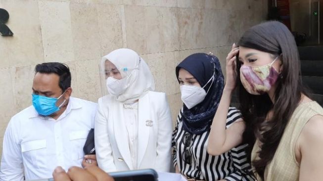 Samira Bayasud (hijab gais-garis) mengungkap kasus utang piutangnya dengan Medina Zein di Polda Metro Jaya, Rabu (1/9/2021). [M Anzar Anas/Suara.com]