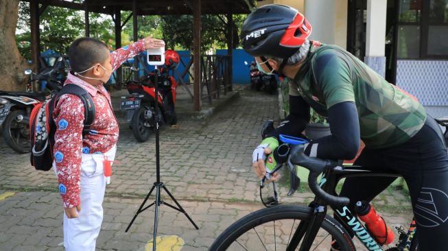 Gubernur Jawa Tengah, Ganjar Pranowo saat bertanya kepada siswa yang patuh terhadap prokes karena pesan dari ibunya. [Dok Pemprov Jateng]