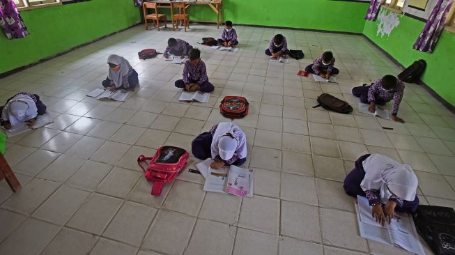 Sejumlah siswa belajar di lantai tanpa bangku dan meja belajar di SD Negeri Gelam 2 di Kampung Cigelam, Kecamatan Ciruas, Kabupaten Serang, Banten, Kamis (2/9/2021).  ANTARA FOTO/Asep Fathulrahman