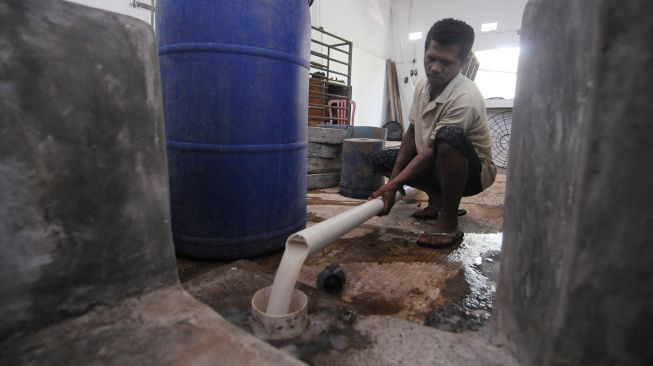 Seorang warga mengalirkan limbah tahu pada saluran digester di Gilingan Lor, Urutsewu, Ampel, Boyolali, Jawa Tengah, Kamis (2/9/2021). ANTARA FOTO/Aloysius Jarot Nugroho