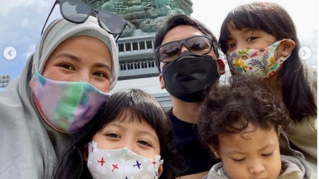 Potret Desta bareng anak. [Instagram/desta80s]