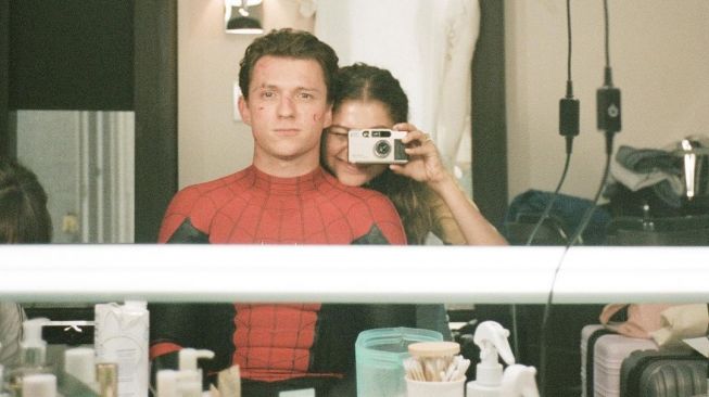 Tom Holland mengunggah foto Zendaya dan memberikan caption romantis di ultah ke-25 sang kekasih. [Instagram]