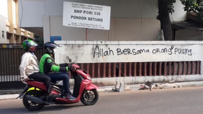 Viral Grafiti Satire "Allah Bersama Orang-Orang Pusing" di Tangsel, Warga: Kena Banget