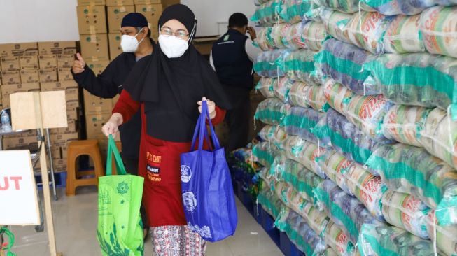 Warga berbelanja pangan bersubsidi di Foodstation Pasar Induk Beras Cipinang, Jakarta Timur, Kamis (2/9/2021). [Suara.com/Alfian Winanto]