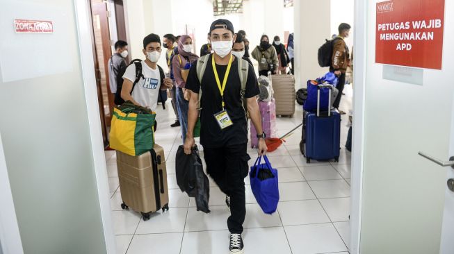 Sejumlah tenaga kesehatan berjalan dengan membawa barang pribadinya keluar dari Rusun Pasar Rumput, Manggarai, Jakarta, Kamis (2/9/2021).  ANTARA FOTO/M Risyal Hidayat