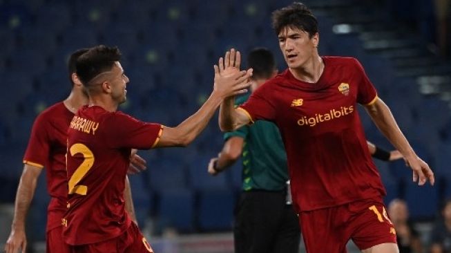 Pemain depan AS Roma Uzbekistan Eldor Shomurodov (kanan) merayakan golnya dengan rekan setimnya pemain depan Roma Italia Stephan el-Shaarawy saat laga persahabatan di stadion Olimpiade di Roma pada 14 Agustus 2021.Andreas SOLARO / AFP