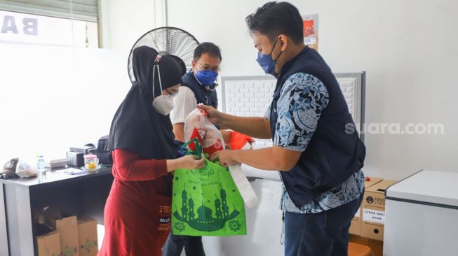 Warga berbelanja pangan bersubsidi di Foodstation Pasar Induk Beras Cipinang, Jakarta Timur, Kamis (2/9/2021). [Suara.com/Alfian Winanto]