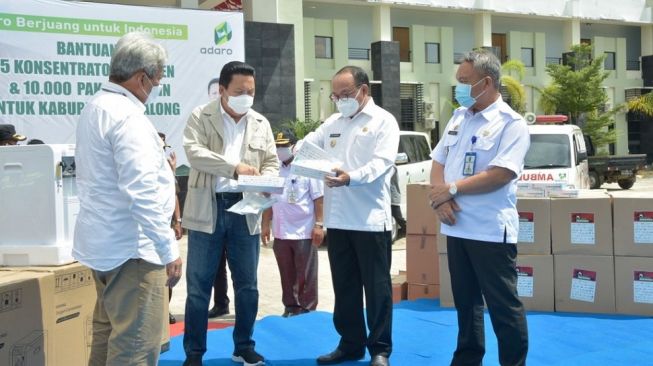 Adaro Serahkan 65 Konsentrator Oksigen dan 14.000 Paket Vitamin di Tabalong dan Balangan