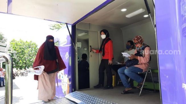 Sejumlah warga mngantre untuk mendapat vaksin gratis di Mobil Vaksin yang dioperasikan di Balai Kota Yogyakarta, Kamis (2/9/2021). - (SuaraJogja.id/Muhammad Ilham Baktora)