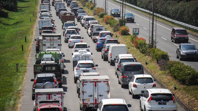 Kendaraan terjebak kemacetan menuju gerbang keluar Tol Pasteur di Bandung, Jawa Barat, Jumat (3/9/2021). ANTARA FOTO/Raisan Al Farizi
