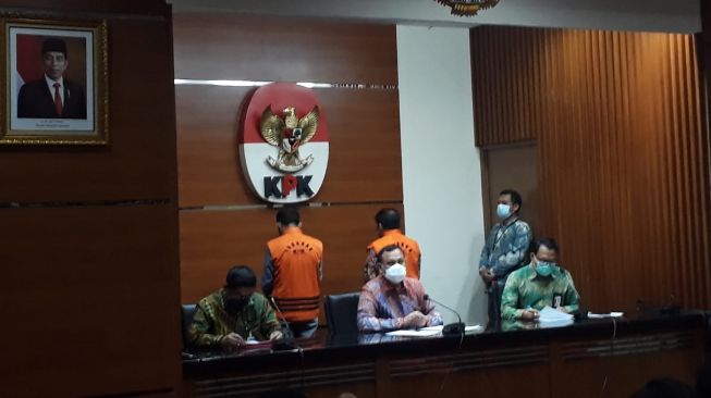 Ketua KPK Firli Bahuri menetapkan Bupati Banjarnegara Budhi Sarwono sebagai tersangka di Gedung Merah Putih Jakarta Selatan pada Jumat (3/9/2021). [Suara.com/Welly Hidayat]
