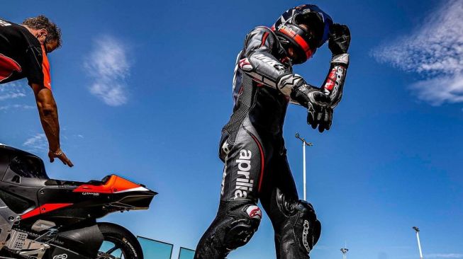 Maverick Vinales saat mengetes motor balap tim Aprilia. (Instagram)