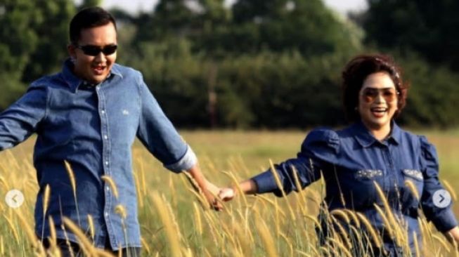 Potret prewedding Joy Tobing dan calon suami. [Instagram/yoxforchrist]