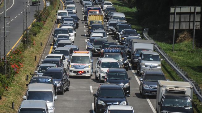 Kendaraan terjebak kemacetan menuju gerbang keluar Tol Pasteur di Bandung, Jawa Barat, Jumat (3/9/2021). ANTARA FOTO/Raisan Al Farizi
