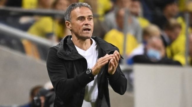 Pelatih Spanyol Luis Enrique memberikan instruksi pada pertandingan sepak bola Grup B kualifikasi Piala Dunia 2022 antara Swedia dan Spanyol, di Friends Arena di Solna, Swedia pada 2 September 2021.Jonathan NACKSTRAND / AFP