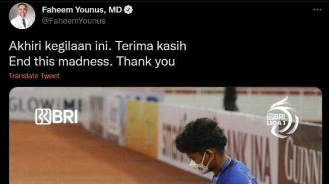 Dr. Faheem Younus menyoroti salah satu prokes Liga 1 2021/2022 perihal menyemprot bola yang akan digunakan untuk bertanding dengan cairan disinfektan. [Twitter/@FaheemYounus]