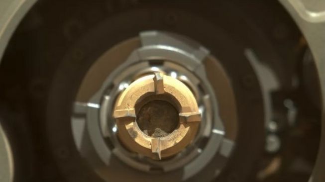 Gambar diambil oleh penjelajah Mars, Perseverance NASA pada 1 September 2021, menunjukkan sampel inti di salah satu tabung sampel robot [Credit: NASA/JPL-Caltech/ASU via The Space,com]