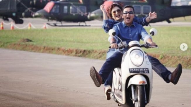 Potret prewedding Joy Tobing dan calon suami. [Instagram/yoxforchrist]