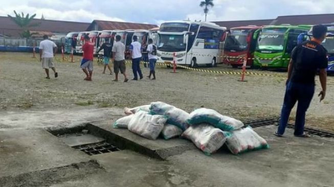 Sopir bus PON Papua tiba di Timika, Papua [SuaraSulsel.id / Facebook Sa Papua]