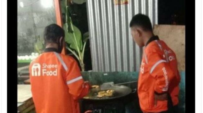 Potret Chef yang Masak di Restoran Ini Viral, Warganet Salfok Jaket yang Dipakai