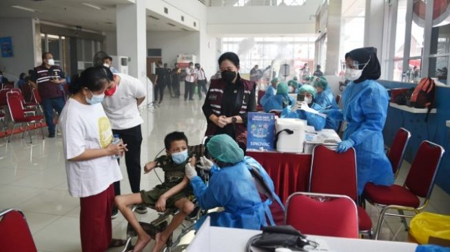 Solid dengan Gotong Royong, Ketua DPR Sebut Ranking Vaksinasi RI Bisa Meningkat Lagi