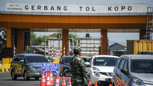 Petugas gabungan melaksanakan pemberlakuan ganjil genap di gerbang keluar Tol Kopo, Bandung, Jawa Barat, Jumat (3/9/2021). ANTARA FOTO/Raisan Al Farizi