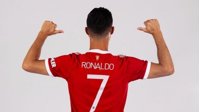 Cristiano Ronaldo resmi kembali mengenakan nomor punggung 7 di Manchester United. [Instagram/@manchesterunited]