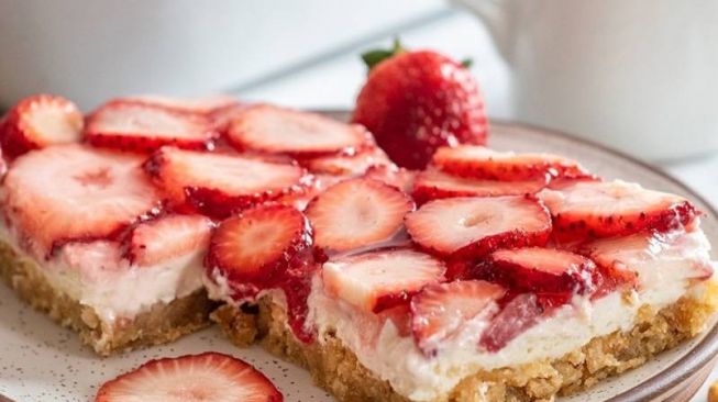 Cara Membuat Strawberry Pretzel Salad, Cantik, Sehat, dan Enak