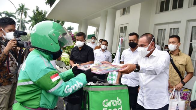 Pemprov Sumut Berikan Paket Sembako dan Alat Sekolah