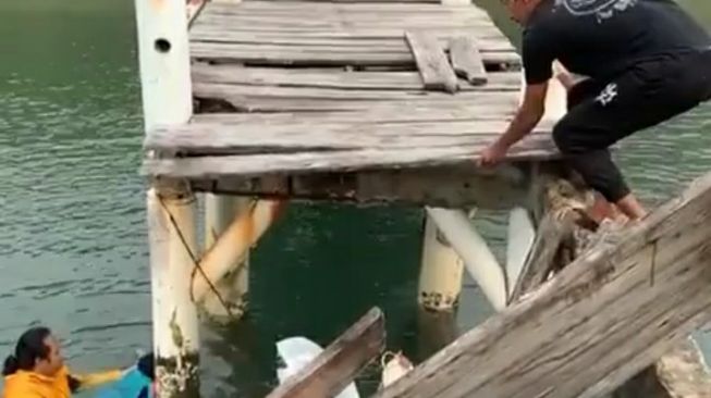 Tiga Wisatawan Jatuh ke Laut Gegara Dermaga Penyebrangan Ambruk