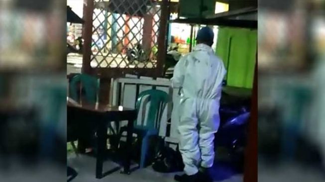 Pria Gangguan Jiwa Ber-APD Masuk Kedai Kopi, Pengunjung Bingung Dikira Satgas