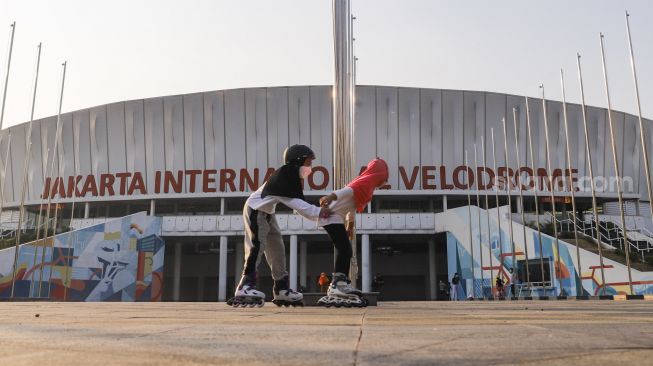 Warga berolahraga sore di Jakarta International Velodrome, Jakarta Timur, Sabtu (4/9/2021). [Suara.com/Alfian Winanto]