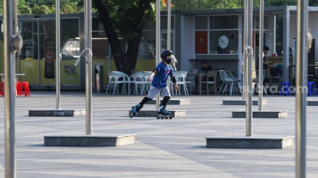 Anak-anak berolahraga sepatu roda di Jakarta International Velodrome, Jakarta Timur, Sabtu (4/9/2021). [Suara.com/Alfian Winanto]