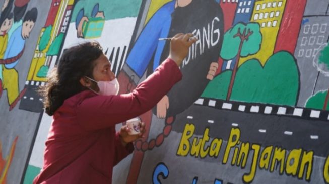 Mural di Surabaya Ingatkan Masyarakat Bahaya Pinjol Ilegal