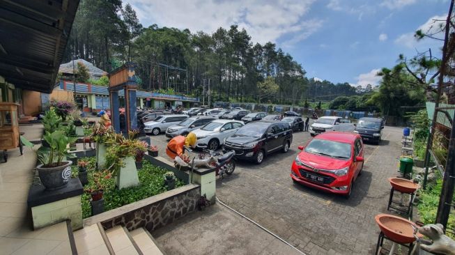 Deretan mobil yang terparkir di TWGC Lembang pada Sabtu (4/9/2021) terpantau ramai. Warga mulai berakhir pekan ke Lembang meski tempat wisata di kawasan wisata itu belum buka. [Suara.com/Ferrye Bangkit Rizki]