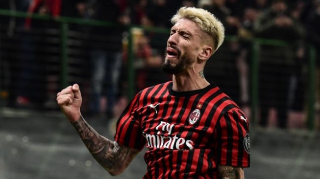 Penyerang AC Milan Samu Castillejo merayakan keberhasilannya mencetak gol melawan SPAL pada ajang Coppa Italia di Stadion San Siro, Milan, 15 Januari 2020. (ANTARA/AFP/MIGUEL MEDINA)