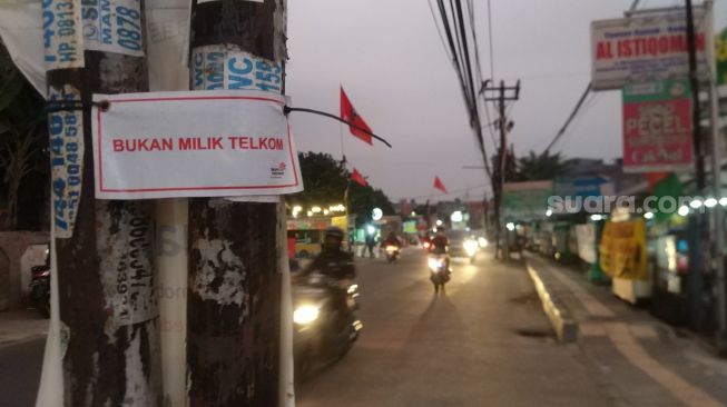 Ganggu Pengguna Jalan, Tiang Makan Jalan di Ciputat Ditandai Bukan Milik Telkom