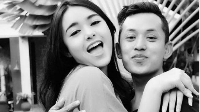 Potret Ichan Virgo asisten Amanda Manopo. [Instagram/amandamanopo]