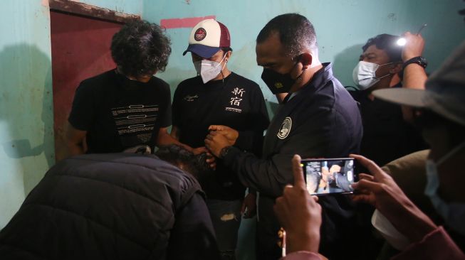 Kasat Serse Narkoba Polres Metro Tangerang Kota AKBP Pratomo Widodo (kedua kanan) memimpin penangkapan bandar sabu dalam kasus Komika Reza Pardede atau Coki Pardede di Karawaci, Tangerang, Banten, Jumat (3/9/2021) malam. ANTARA FOTO/Muhammad Iqbal
