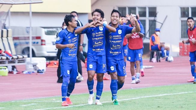 Gelandang PSIS, M Riyan Ardiansyah (tengah) merayakan golnya ke gawang Persela Lamongan dalam laga Liga 1 2021/2022 di Stadion Wibawa Mukti, Cikarang, Bekasi, Sabtu (4/9/2021). [Media Officer PSIS Semarang]