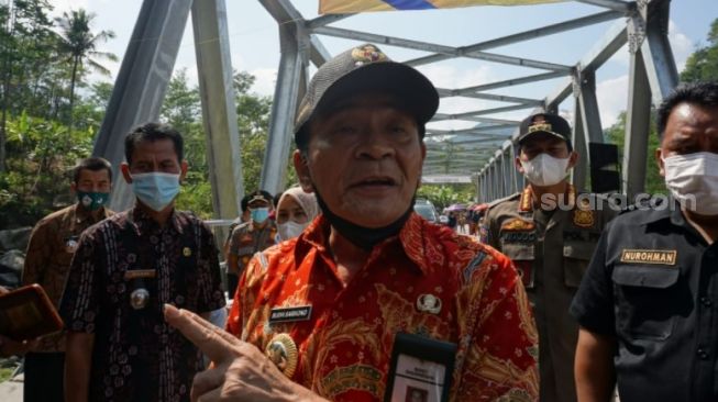 Bupati Banjarnegara, Budhi Sarwono saat peresmian jembatan di Plipiran jumat lalu, (27/8/2021). [Suara.com/Citra Ningsih]