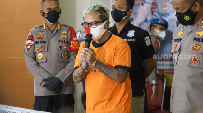 Komika Coki Pardede menyampaikan permintaan maaf kepada publik dihadapan awak media saat rilis kasus narkoba yang menjeratnya di Polres Metro Tangerang Kota, Sabtu (4/9/2021). [Suara.com/Alfian Winanto]